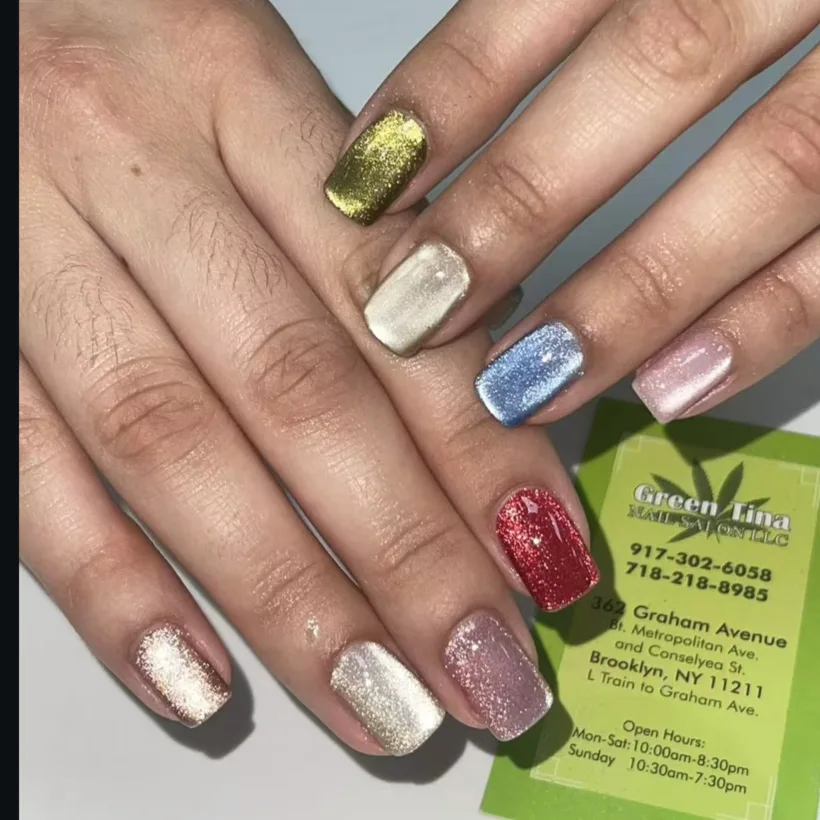 Glitter and chrome mixed nail set by Tina Green Nail